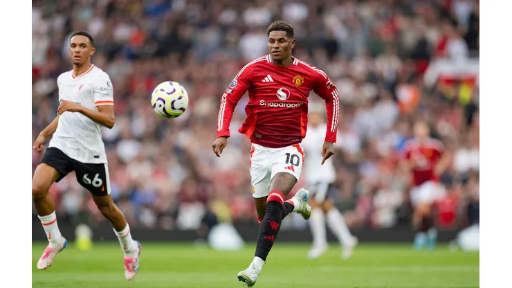 Rashford corre atrás da bola na partida entre Manchester United e Liverpool pela Premier League, no dia 01 de setembro de 2024. (SPP Sport Press Photo. / Alamy Stock Photo)