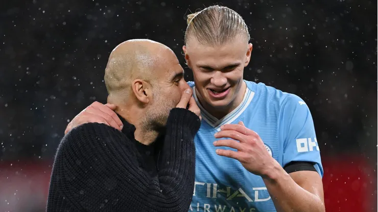 Haaland e Guardiola conversam. (Photo by Michael Regan/Getty Images)