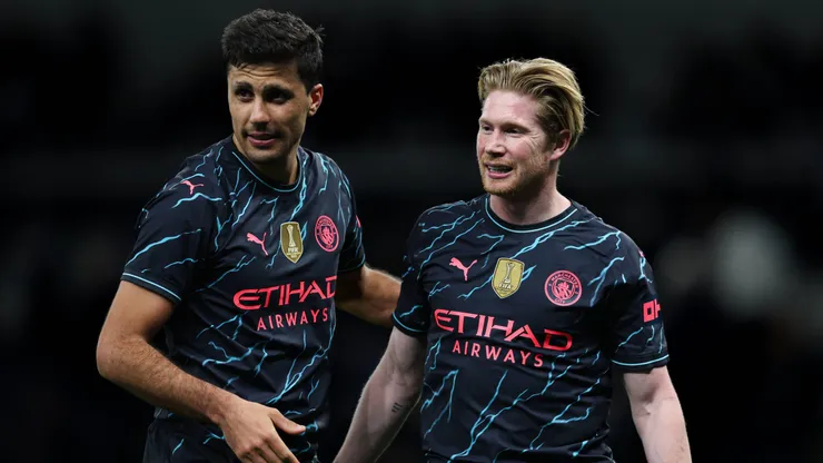 Rodri e De Bruyne com a camisa do Manchester City.