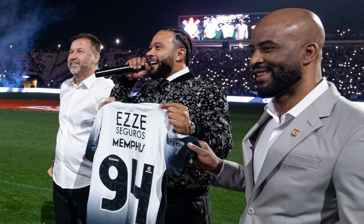 Corinthians erra data do contrato de Memphis Depay