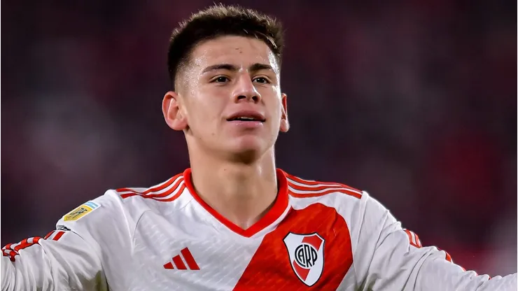 Claudio Echeverri, do River Plate, comemora após marcar o primeiro gol da equipe em uma partida entre River Plate e Belgrano, parte da Liga Profesional 2024, no Estádio Más Monumental Antonio Vespucio Liberti.. (Foto: Marcelo Endelli/Getty Images)
