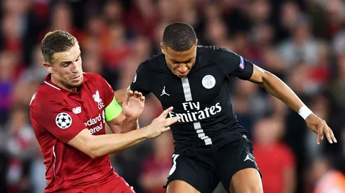 Kylian Mbappé, do Paris Saint-Germain, disputa a posse de bola com Jordan Henderson, do Liverpool, durante a partida do Grupo C da UEFA Champions League entre Liverpool e Paris Saint-Germain, em Anfield. (Foto: Michael Regan/Getty Images)