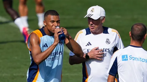 Mbappé e Ancelotti conversam no treino do Real Madrid.