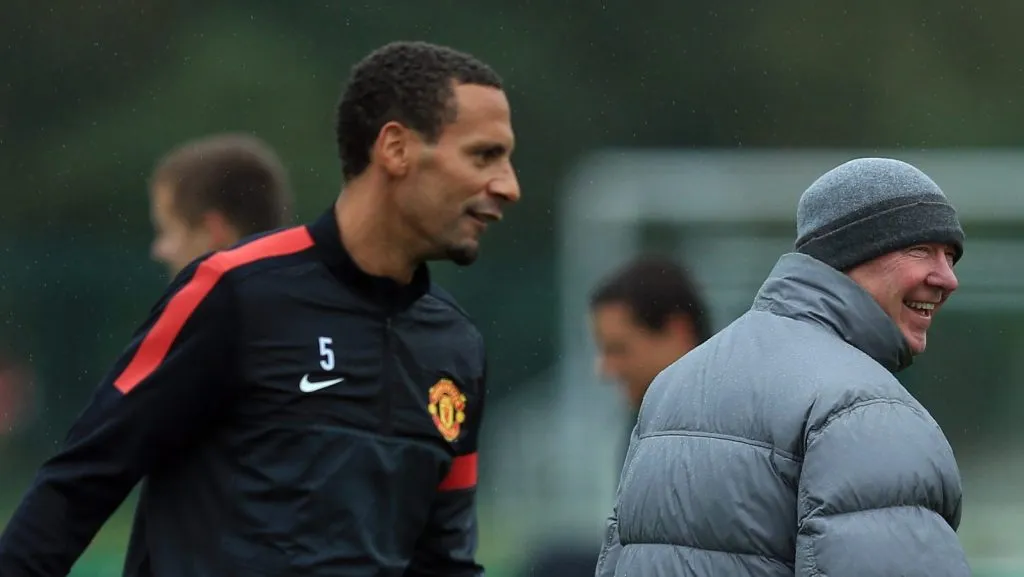 Sir Alex Ferguson brinca com Rio Ferdinand durante a sessão de treinamento do Manchester United antes do jogo da UEFA Champions League contra o Braga no Carrington Training Ground. (Foto: Richard Heathcote/Getty Images)