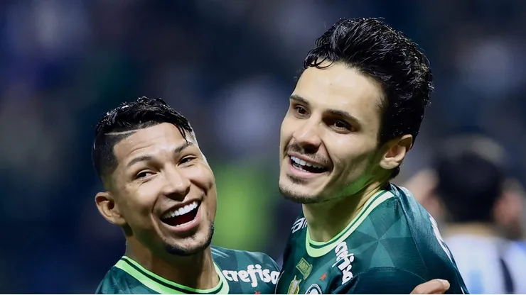 Rony comemora gol do Palmeiras com Raphael Veiga. Foto: Marcello Zambrana/AGIF