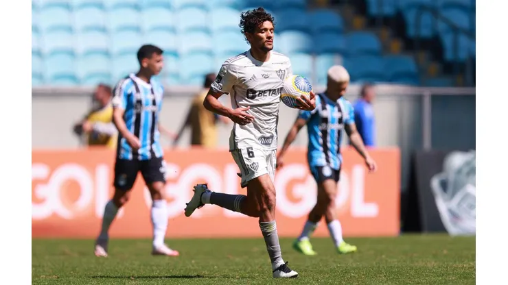 Gustavo Scarpa comemora seu gol no confronto entre Grêmio e Atlético-MG pelo Brasileirão, no dia 01 de setembro de 2024. (DiaEsportivo / Alamy Stock Photo)
