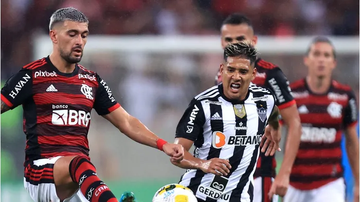 Giorgian de Arrascaeta, do Flamengo, disputa a bola com Matías Zaracho, do Atlético-MG, durante o jogo de volta das oitavas de final da Copa do Brasil 2022 entre Flamengo e Atlético Mineiro no Estádio do Maracanã.(Foto: Buda Mendes/Getty Images)