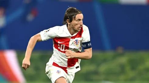 Luka Modric, da Croácia, avança com a bola durante a partida da fase de grupos da UEFA EURO 2024 entre Croácia e Itália no Estádio de Futebol de Leipzig. (Foto: Dan Mullan/Getty Images)