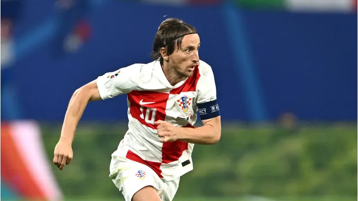 Luka Modric, da Croácia, avança com a bola durante a partida da fase de grupos da UEFA EURO 2024 entre Croácia e Itália no Estádio de Futebol de Leipzig. (Foto: Dan Mullan/Getty Images)