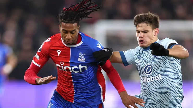 Milos Kerkez do AFC Bournemouth (à direita da tela). Ele é alvo do United, Arsenal e Chelsea (Photo by Warren Little/Getty Images)