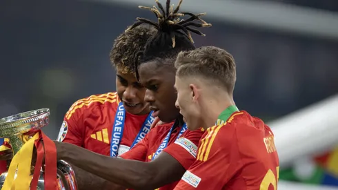 Hansi Flick pede e Barcelona trabalha na renovação de astro com multa de R$ 2,4 bilhões.