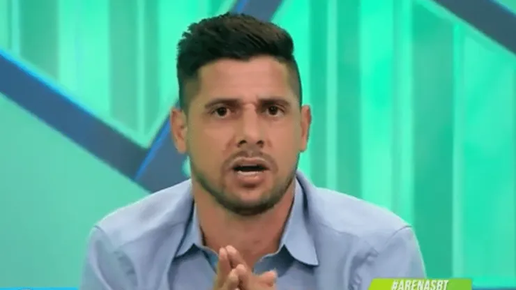 Cicinho criticou nova contratação do Corinthians (Foto: Reprodução/SBT)