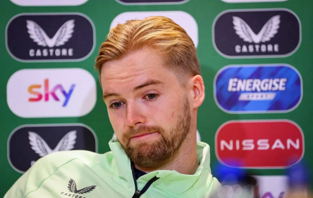 Caoimhin Kelleher em entrevista coletiva. Foto: IMAGO / Info Photograpy