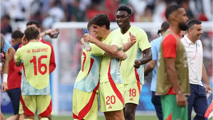 Juanlu Sánchez comemora a vitória com um companheiro de equipe após a semifinal masculina entre Marrocos e Espanha durante os Jogos Olímpicos de Paris 2024. (Foto: Alex Livesey/Getty Images)