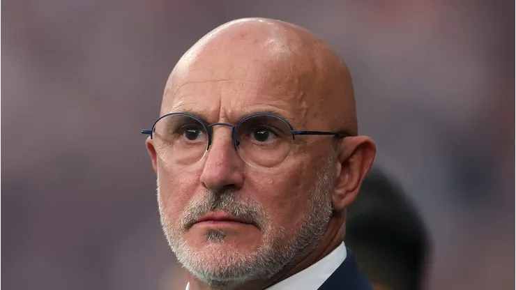 Luis de la Fuente, técnico da Espanha, observa antes da final da UEFA EURO 2024 entre Espanha e Inglaterra. (Foto: Lars Baron/Getty Images)