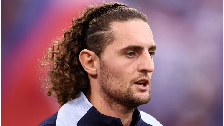 Gigante da Premier League entra em ação para contratar Adrien Rabiot.