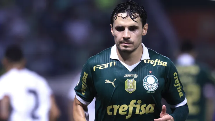 Raphael Veiga em partida pelo Palmeiras