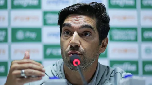 John Textor quer tirar Abel Ferreira do Palmeiras e levá-lo para um gigante da Inglaterra.