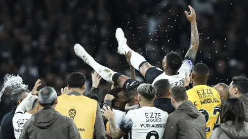 Jogadores do Corinthians prestam homenagem a Paulinho, que jogou sua última partida como jogador profissional durante um jogo do Grupo F entre Corinthians e Racing de Montevideo, como parte da CONMEBOL Sul-Americana 2024, na Neo Química Arena.(Foto: Alexandre Schneider/Getty Images)