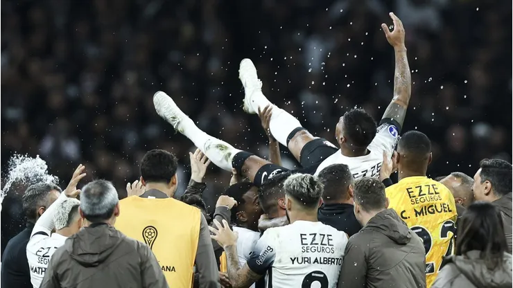 Jogadores do Corinthians prestam homenagem a Paulinho, que jogou sua última partida como jogador profissional durante um jogo do Grupo F entre Corinthians e Racing de Montevideo, como parte da CONMEBOL Sul-Americana 2024, na Neo Química Arena.(Foto: Alexandre Schneider/Getty Images)