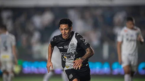 Dodô comemora seu gol na partida entre Santos e Ponte Preta pela Série B, no dia 30 de agosto de 2024. (Sipa US / Alamy Stock Photo)