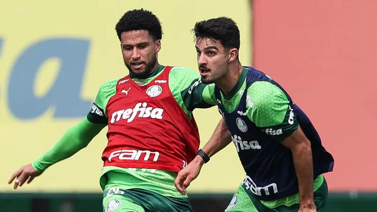 Murilo e Flaco López disputam jogada em treino do Palmeiras. (Foto: Cesar Greco/Palmeiras)