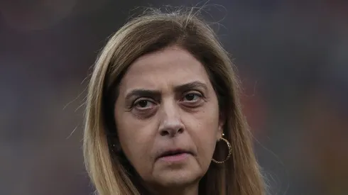 A presidente Leila Pereira do Palmeiras observa antes da partida entre Fluminense e Palmeiras, como parte do Brasileirão 2024, no Estádio Maracanã. (Foto: Meier/Getty Images)