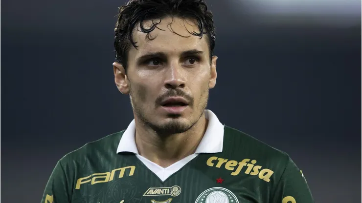 Clube do Brasileirão prepara investida para fechar com Raphael Veiga, do Palmeiras. Foto: Jorge Rodrigues/AGIF