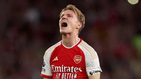 Martin Ødegaard, do Arsenal, celebra ao final da partida após a vitória de sua equipe na partida da Premier League entre Arsenal e Manchester City no Emirates Stadium. (Foto: Ryan Pierse/Getty Images)