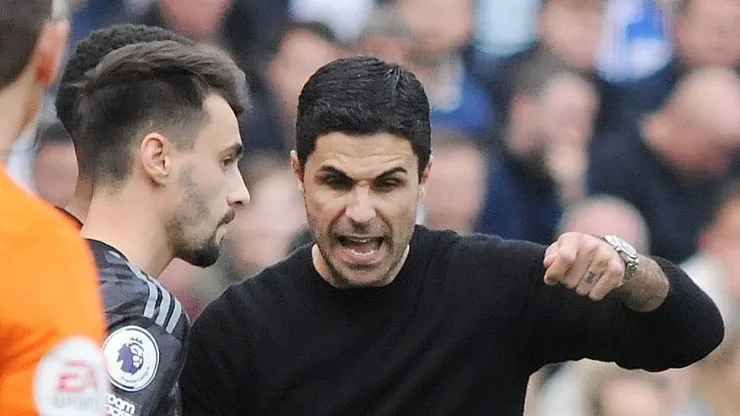 Fábio Vieira recebe instruções de Mikel Arteta pelo Arsenal.