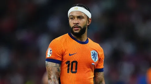 Memphis Depay pela Holanda.