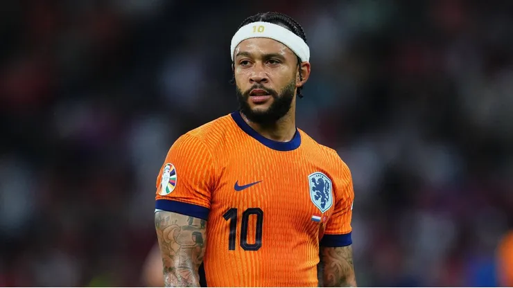 Memphis Depay pela Holanda.