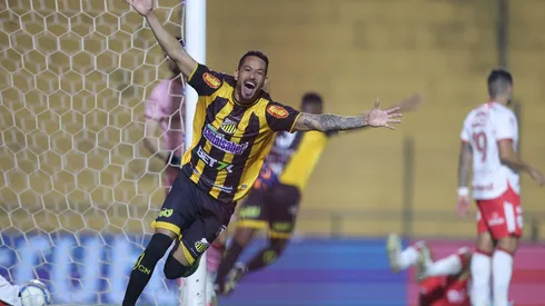 Lucca comemora um dos gols do Novorizontino no duelo contra o Vila Nova, no dia 31 de agosto de 2024. (Sipa US / Alamy Stock Photo)