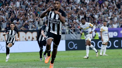 Saulo comemora seu gol no duelo entre Ceará e Novorizontino, no dia 26 de agosto de 2024. (ZUMA Press, Inc. / Alamy Stock Photo)