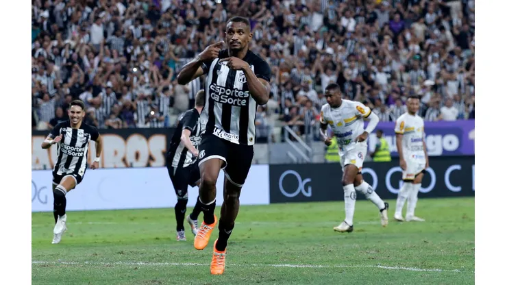 Saulo comemora seu gol no duelo entre Ceará e Novorizontino, no dia 26 de agosto de 2024. (ZUMA Press, Inc. / Alamy Stock Photo)