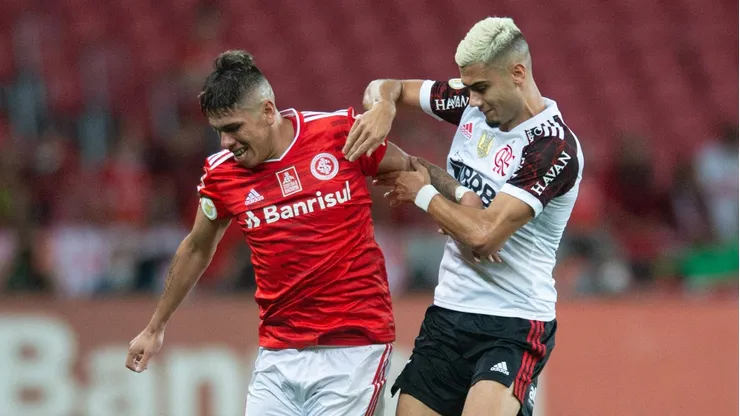 Carlos Palacios e Andreas Pereira se enfrentando pelo Brasileirão.