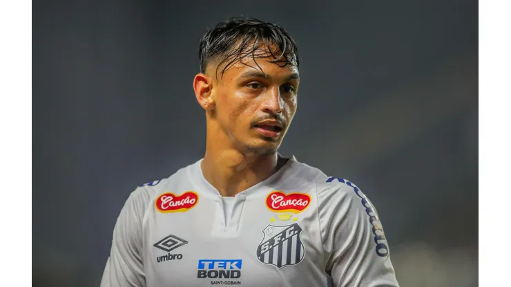 Weslley Patati durante a partida entre Santos e Ponte Preta pela Série B, no dia 30 de agosto de 2024. (Sipa US / Alamy Stock Photo)