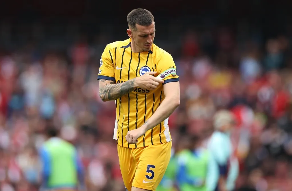 Lewis Dunk em ação pelo Brighton (Foto: Ryan Pierse/Getty Images)