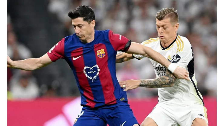 Robert Lewandowski, do Barcelona e Toni Kroos do Real Madrid pela La Liga em abril de 2024 (Photo by David Ramos/Getty Images)