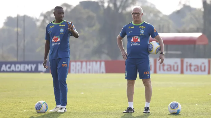 Juan e Dorival Júnior durante treino da Seleção Brasileira. (Foto: Rafael Ribeiro/CBF)