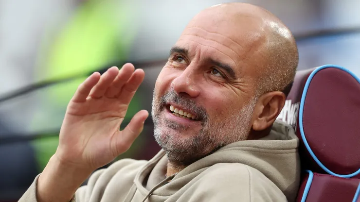 Pep Guardiola, treinador do Manchester City, recebe informação importante sobre alvo de R$ 500 milhões . (Photo by Richard Pelham/Getty Images)