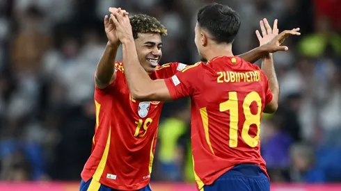 Lamine e Zubimendi pela EURO 2024. (Photo by Dan Mullan/Getty Images)