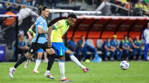 Éder Militão em campo no confronto entre Brasil e Uruguai pela Copa América, no dia 06 de julho de 2024. (Associated Press / Alamy Stock Photo)