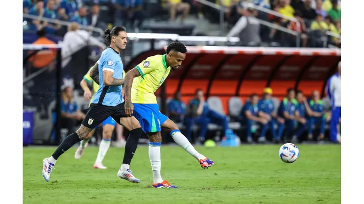 Éder Militão em campo no confronto entre Brasil e Uruguai pela Copa América, no dia 06 de julho de 2024. (Associated Press / Alamy Stock Photo)