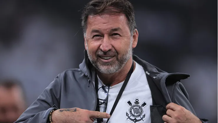 Corinthians confirma acordo com ex-jogador da Roma e coloca multa de R$ 250 milhões.
