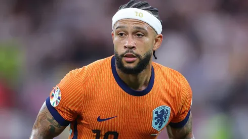 Corinthians negocia com Depay.