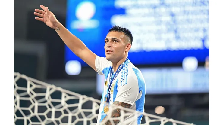 Lautaro Martinez durante a comemoração do título da Argentina da Copa América, no dia 14 de julho de 2024. (Action Plus Sports Images / Alamy Stock Photo)