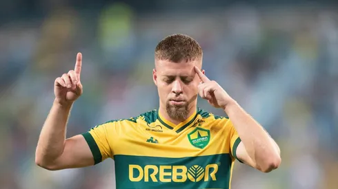 Lucas Fernandes comemora seu gol no duelo entre Cuiabá e Criciúma pelo Brasileirão, no dia 31 de agosto de 2024. (Associated Press / Alamy Stock Photo)