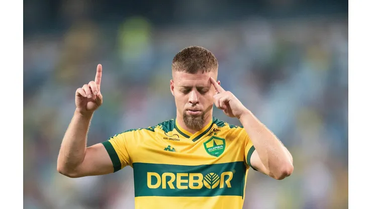 Lucas Fernandes comemora seu gol no duelo entre Cuiabá e Criciúma pelo Brasileirão, no dia 31 de agosto de 2024. (Associated Press / Alamy Stock Photo)