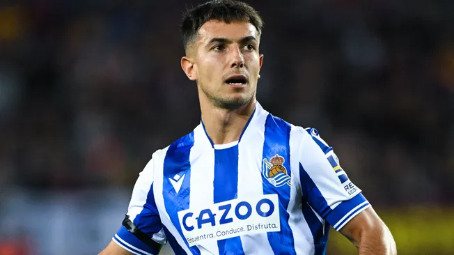 Martín Zubimendi rejeitou o Liverpool para seguir na Real Sociedad há um tempo. Agora, o Arsenal busca um acordo definitivo com o jogador, já que segundo o portal TEAMtalk, os termos de estrutura de salário e bônus já foram discutidos (Foto: David Ramos/Getty Images)